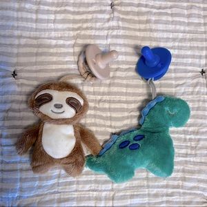 Itzy Ritzy Pacifier Set